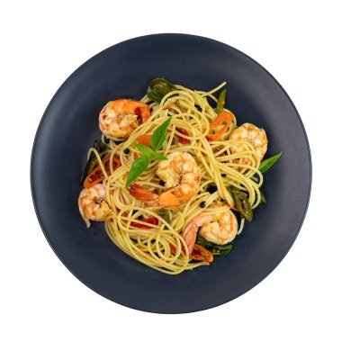 Beyaz arka planda baharatlı karidesli spagetti.