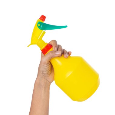 Elinde şişe spreyi olan bir kadın beyaz bir banyoda izole edilmiş su tutuyor.