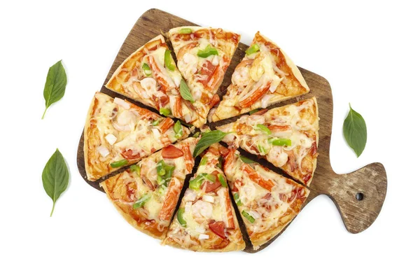 Deliziosa pizza su legno isolata su sfondo bianco — Foto Stock
