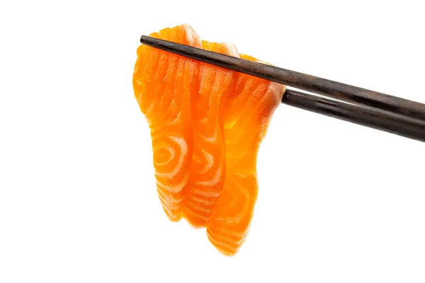 Salmón sashimi crudo con palillos sobre fondo blanco —  Fotos de Stock
