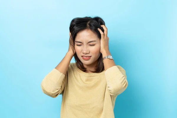 Ázsiai fiatal nő akinek fejfájás fehér háttér — Stock Fotó