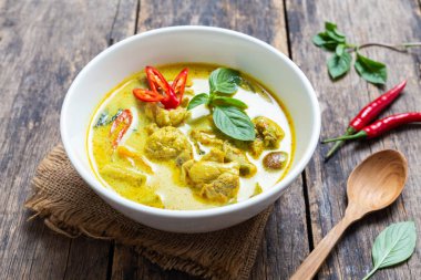 Top View Thai yemeği, yeşil körili tavuk.