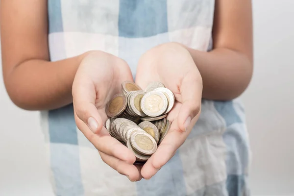 Gros Plan Des Mains Petite Fille Tenant Des Pièces Monnaie — Photo