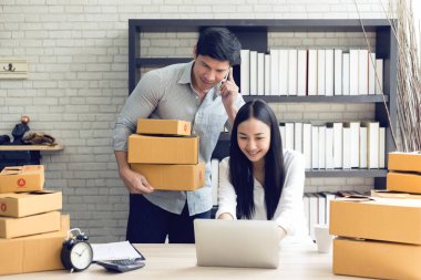 Ev ofisteki dizüstü bilgisayarda çalışan kadın ve erkekler, başlangıç Online Pazarlama konsepti