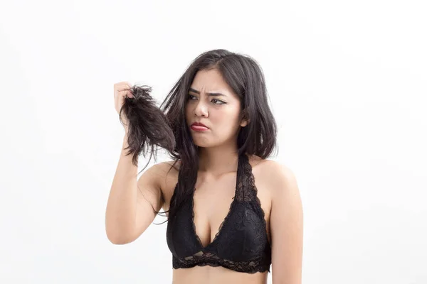 Kobieta Patrząc Jej Włosów Zniszczonych — Zdjęcie stockowe
