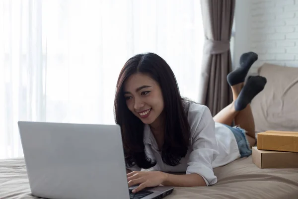 Vrouw Met Behulp Van Laptop Computer Haar Bed Witte Slaapkamer — Stockfoto