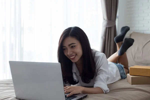 Frau Mit Laptop Auf Dem Bett Weißen Schlafzimmer Fenster Online — Stockfoto