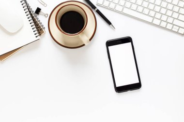 Beyaz arkaplan görünümünde boş ekran akıllı telefon ve bilgisayar.