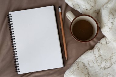 Yatağında kahve olan Not Defteri 'nin en üst görüntüsü.,