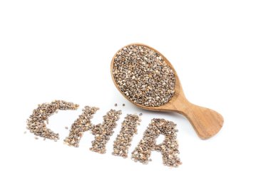 Beyaz arka planda izole edilmiş tahta kaşıkta chia tohumları