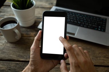 Kafede akıllı telefon kullanan bir adam, kırpma yolu olan boş bir ekran.