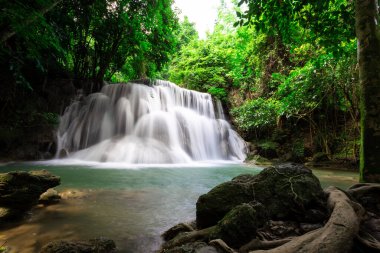 Renkli ağaçlı şelale, Huai Mae Khamin Şelalesi, Karnchanaburi Tayland