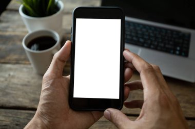 Kafede akıllı telefon kullanan bir adam, kırpma yolu olan boş bir ekran.