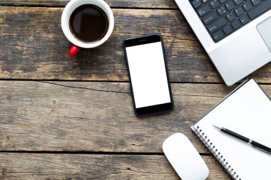 Akıllı Telefonun Boş Ekranı 'nı ve Bilgisayar' ı Tahta Masa Üst Görüş 'te kapatın. kırpma yolu ile