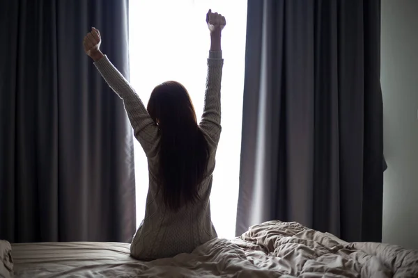 Asiatische Junge Frau Stretching Auf Bett Nach Dem Aufwachen — Stockfoto