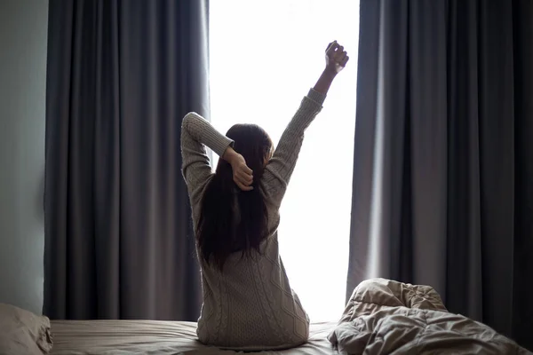 Asiatische Junge Frau Stretching Auf Bett Nach Dem Aufwachen — Stockfoto