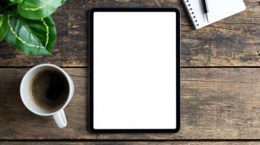 Tahta masadaki boş beyaz ekranlı resim tableti