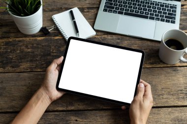 Resim tableti maketi, beyaz ekranlı tableti tutan adam.