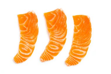 Beyaz arkaplanda soyutlanmış somon çiğ saşimi.