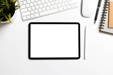 Boş ekran tableti ve kopya alanı olan ofis malzemeleriyle Üst Görünüm ofis masası