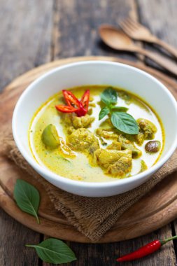 Top View Thai yemeği, yeşil körili tavuk.