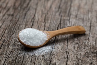 Monosodyum glutamat, tahta kaşıkta MSG.