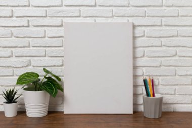 Ahşap bir masanın üzerindeki bez çerçeveyi düzenle.