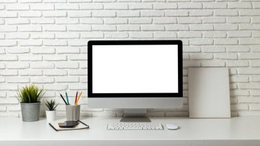 Tahta masadaki boş ekran bilgisayarı gibi. masaüstü boş beyaz ekran, çalışma alanı ve ofis malzemeleriyle