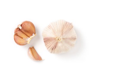 Beyaz arkaplanda sarımsak izole edilmiş.