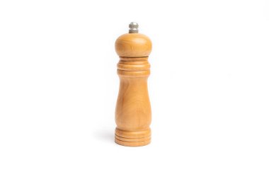 Beyaz arkaplanda tuz ve biber için ahşap öğütücü, kenar görünüm