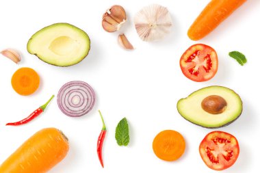 Beyaz arka planda izole edilmiş çeşitli sebzeler ve meyveler,