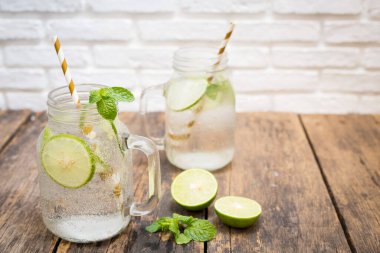 Eski ahşap arka planda taze limonlu ev yapımı limonata.