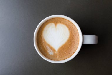 Kahve fincanı latte tablosu. en üstteki görünüm