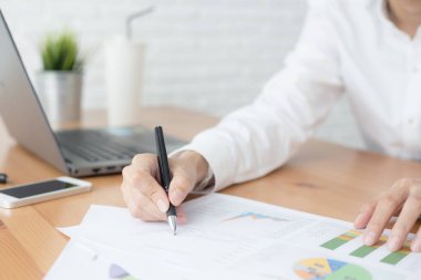 İşadamı elleri masadaki belgelerle çalışıyor. 