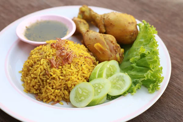 Arroz Amarillo Musulmán Con Pollo Plato Blanco Sobre Suelo Madera — Foto de Stock