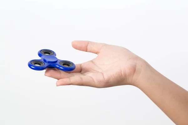 Dziewczyna Ręka Gospodarstwa Popularne Fidget Spinner Zabawka Białym Tle — Zdjęcie stockowe