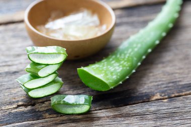 Taze Aloe Vera Eski ahşap arka planda