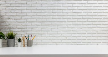 Ofis malzemeleriyle birlikte çalışma alanı beyaz masası