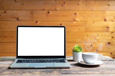 Kafedeki ahşap masadaki boş ekran bilgisayarı.