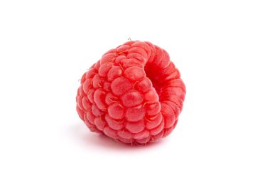 Beyaz arkaplanda izole edilmiş ahududu kapat