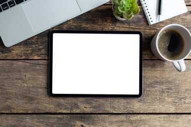 Tahta masadaki boş beyaz ekranlı resim tableti