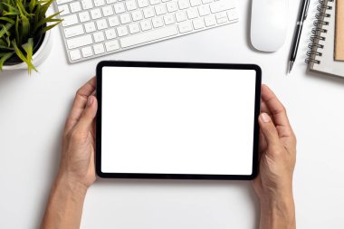 Top View Hand 'in beyaz ofis masasında boş ekranı olan tableti tutan adamı.