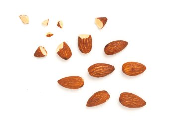 Beyaz arkaplanda izole edilmiş bademler