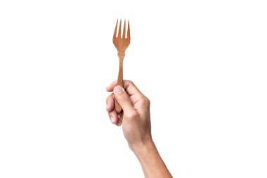 Beyaz arka planda izole edilmiş tahta kaşığı tutan bir adam.