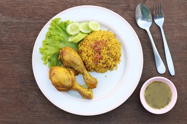 Arroz Amarillo Musulmán Con Pollo Plato Blanco Sobre Suelo Madera — Foto de Stock