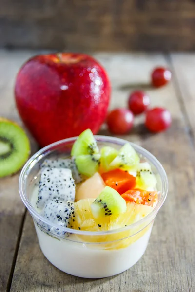 Obstsalat Topping Auf Tofu Milch — Stockfoto