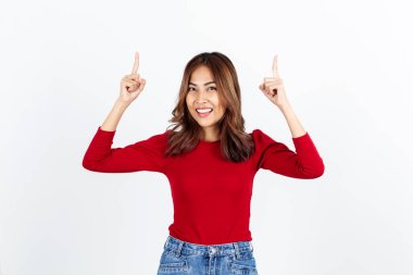 Kırmızı tişörtlü Asyalı genç bir kadın beyaz arkaplanı işaret ediyor.