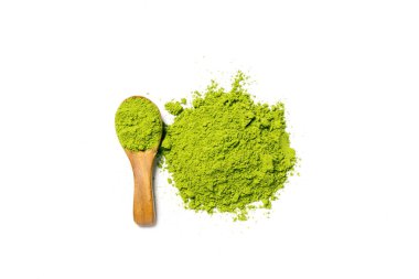 Üst manzara yeşil kibrit çay tozu beyaz arkaplanda izole