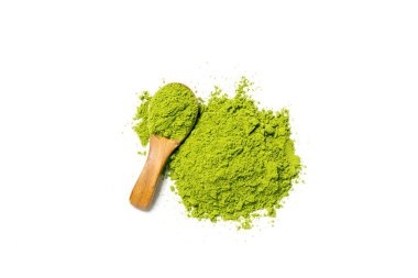 Üst manzara yeşil kibrit çay tozu beyaz arkaplanda izole