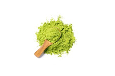 Üst manzara yeşil kibrit çay tozu beyaz arkaplanda izole